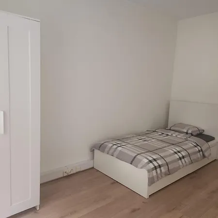 Pensión Peaceful In Shared Flat Close To Old Town