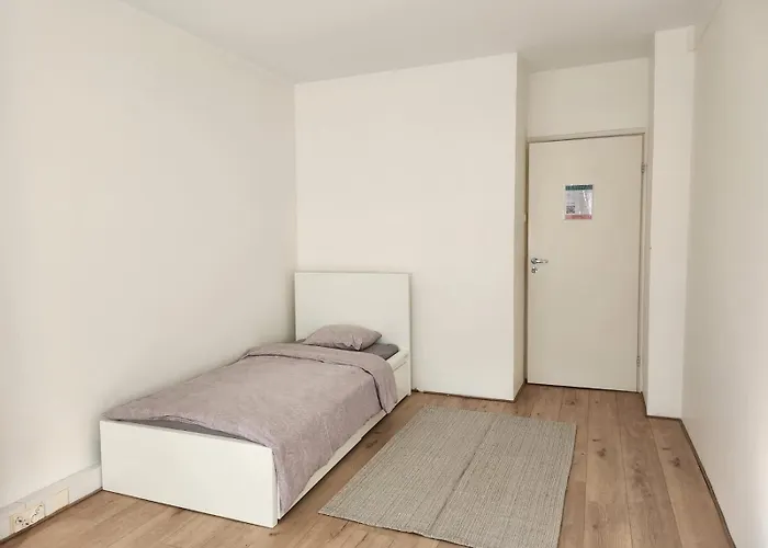 Peaceful In Shared Flat Close To Old Town 招待所 *