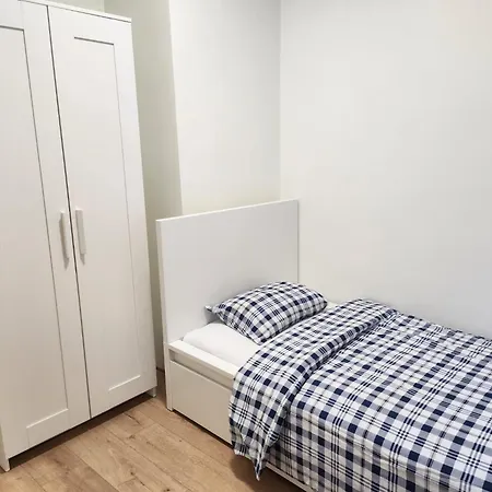 Peaceful In Shared Flat Close To Old Town بيت ضيافة *